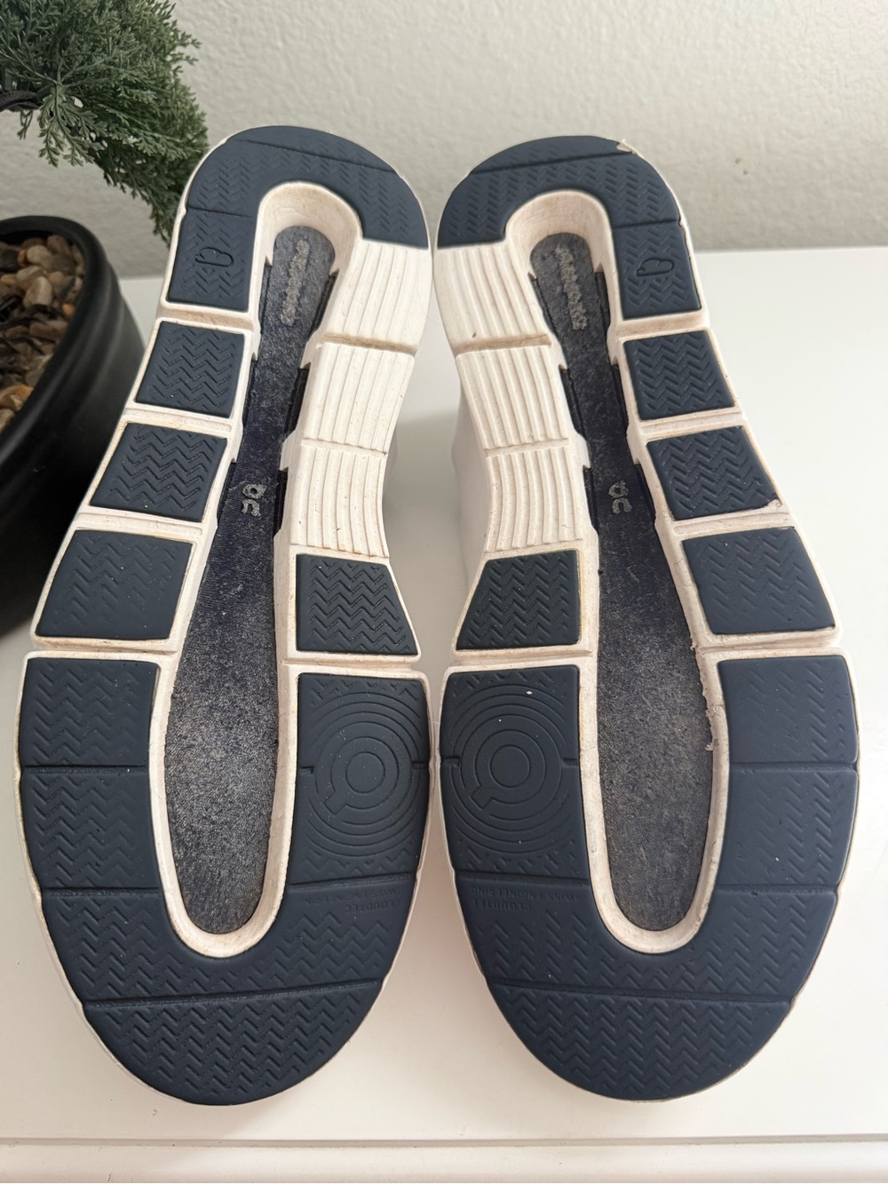 On Running Men size 12 the Roger avantage  Low-Top Sneakers in White and Black - Picture 6 of 10